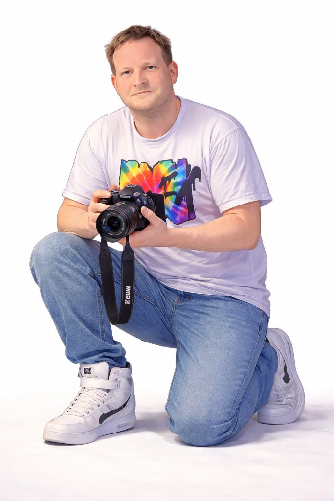 Mann mit Kamera, professioneller Fotograf aus Höxter.